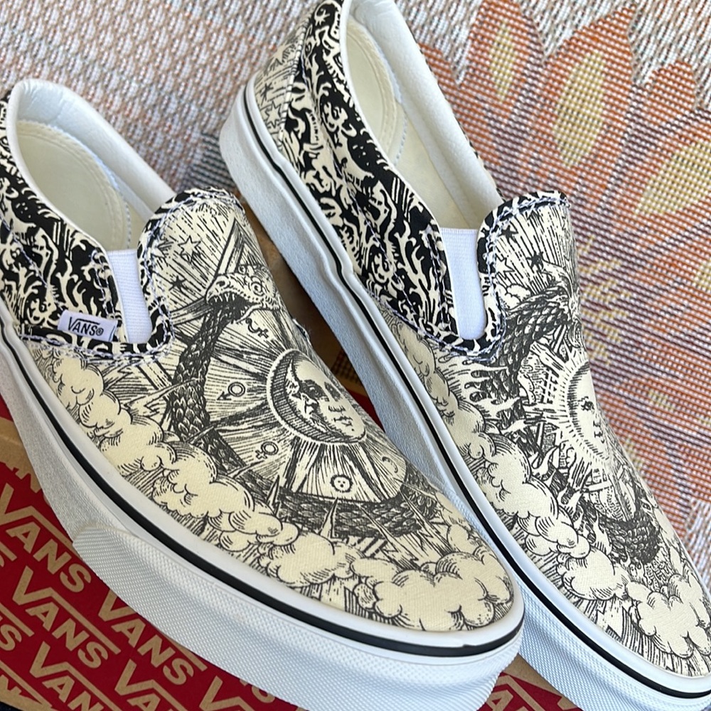 Vans WMNS Classic Slip-0n
(Ouroboros) Black/Tr Wht
VN0A4U38WT8
Sneakers - Picture 10 of 16